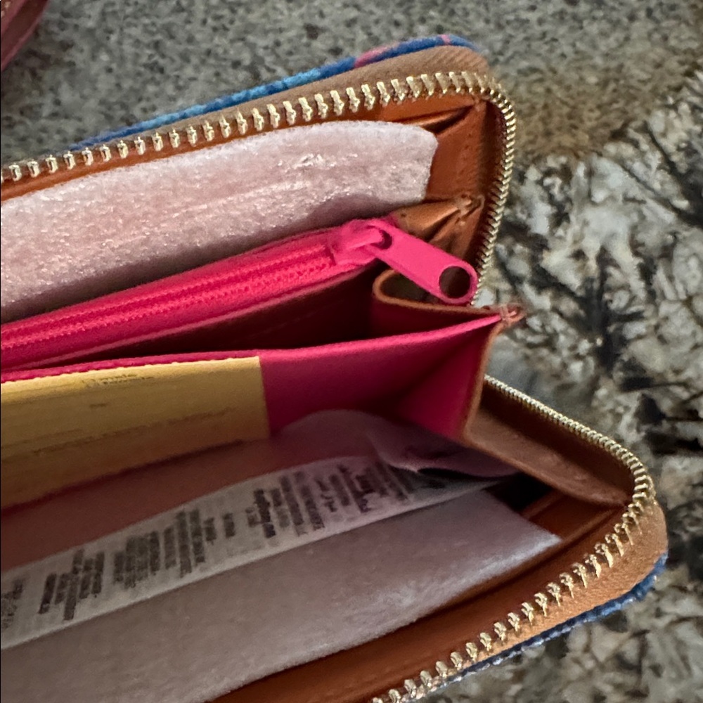 Dooney & Bourke Disney DVC Vacation Club Wristlet Wallet NWT! - Picture 7 of 7